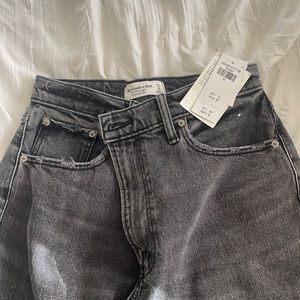 Abercrombie & Fitch Ultra High Rise 90s Straight Jean
